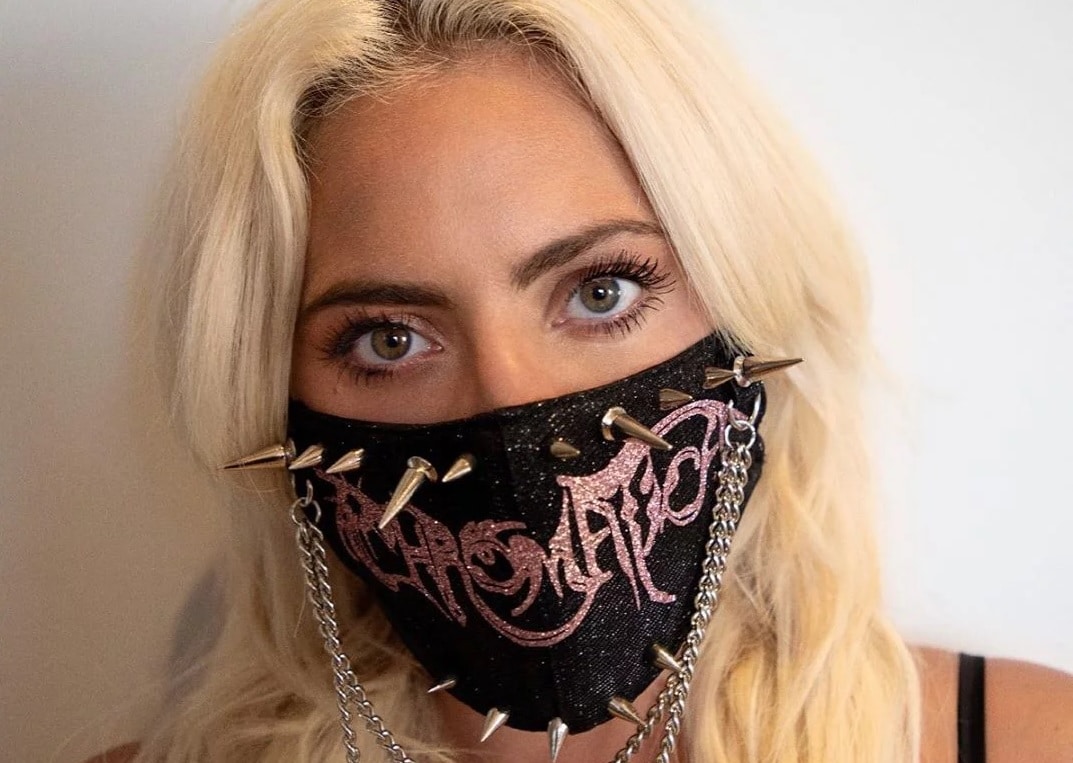 Lady Gaga: „Bądź sobą, ale noś maskę”